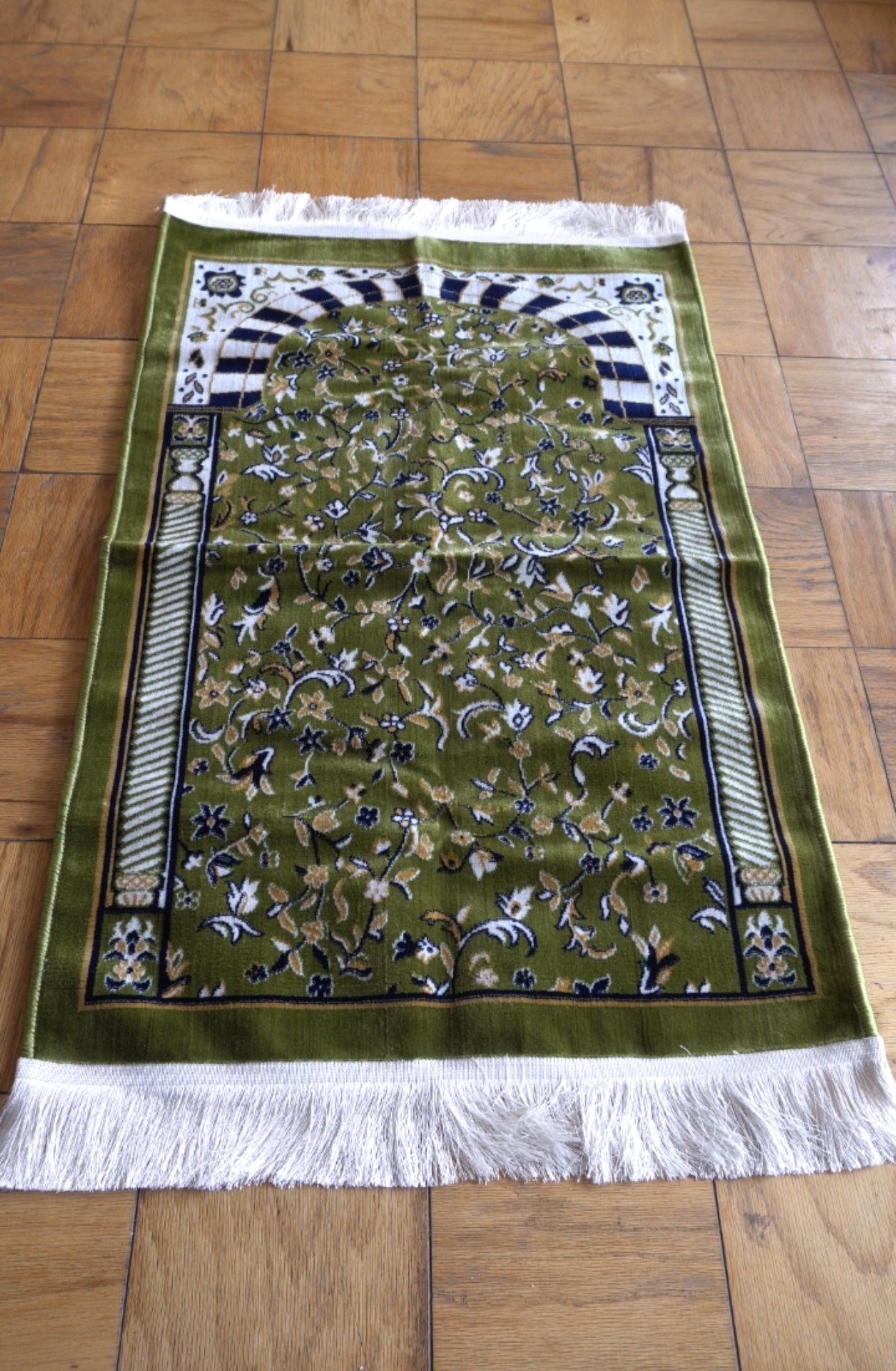 Thick green Turkish prayer mat with beautifully crafted patterns for a serene and comfortable praye