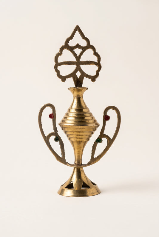 Vintage kohl applicator with an antique gold finish, ornate top and engraved details