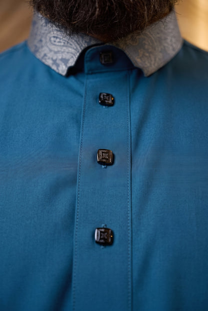 Luxury Signature Thobe for Men – Contrast Collar Saudi Thobe with Gold Buttons | Emerald & Ocean
